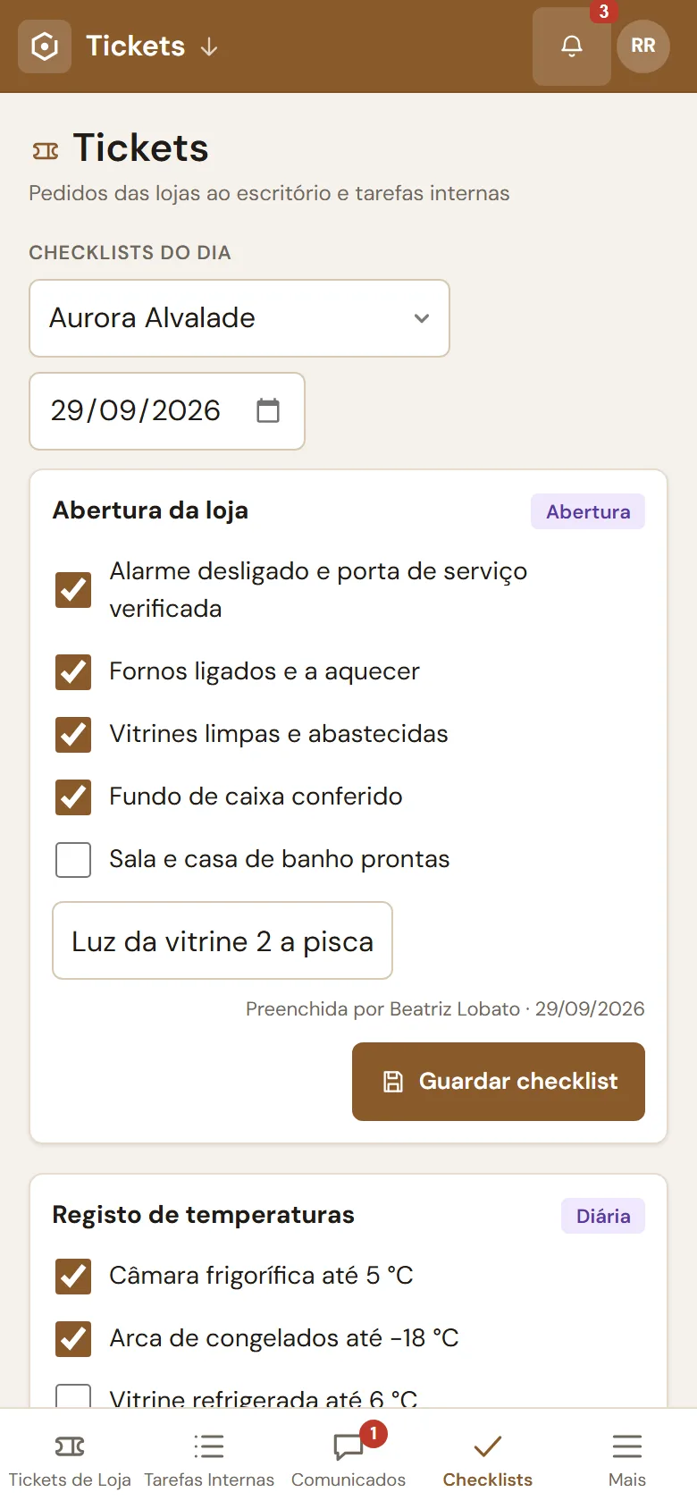 A checklist de abertura da loja no telemóvel, na app do ZarvoHUB: as tarefas feitas marcadas, uma nota e quem a preencheu.