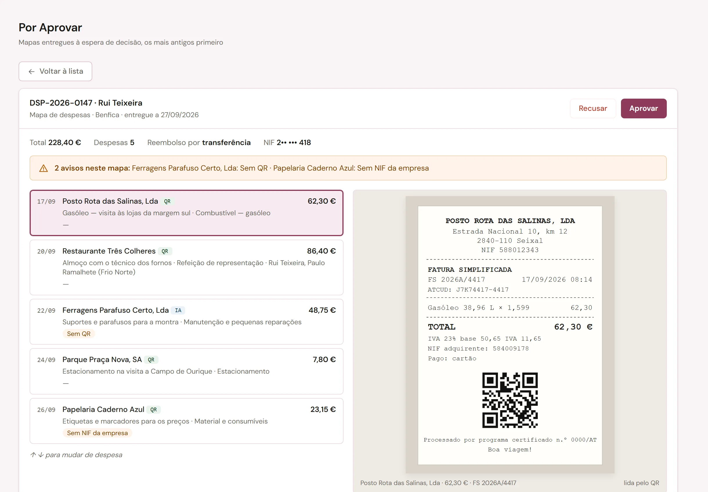 Um mapa de despesas à espera de aprovação no ZarvoHUB: as despesas, cada uma lida pelo QR code ou por leitura automática, a fatura ao lado e os botões para aprovar ou recusar.