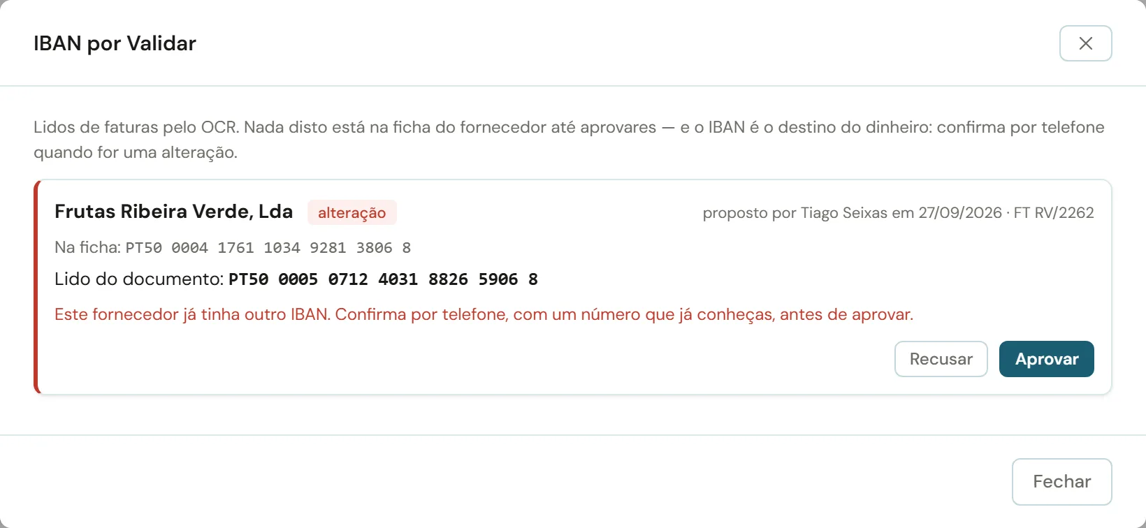 A janela «IBAN por validar» do ZarvoHUB: um IBAN novo, lido numa fatura, à espera de que outra pessoa o aprove, com o IBAN atual ao lado e o aviso para confirmar por telefone.