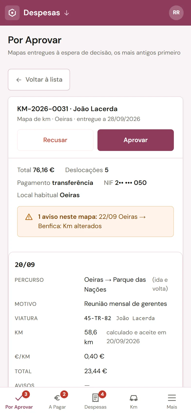 Um mapa de quilómetros à espera de aprovação no telemóvel, no ZarvoHUB: o total, um aviso de km alterados e cada deslocação com o percurso, o motivo, a viatura e os km calculados.