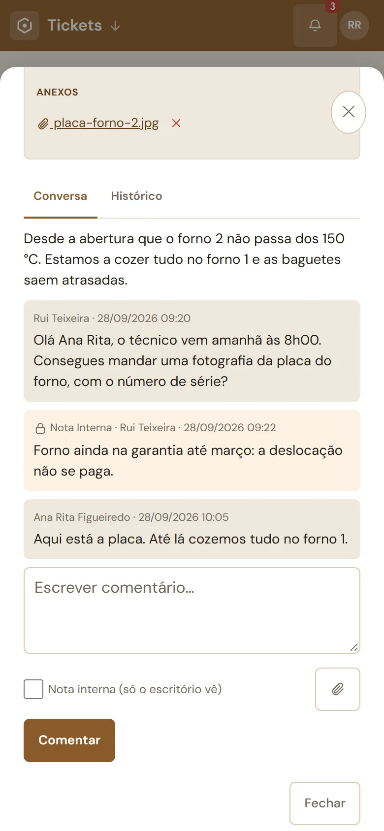 Um pedido aberto no telemóvel, no ZarvoHUB: o anexo que a loja enviou (a fotografia da placa do forno), a conversa com o escritório e uma nota interna, que só o escritório vê.